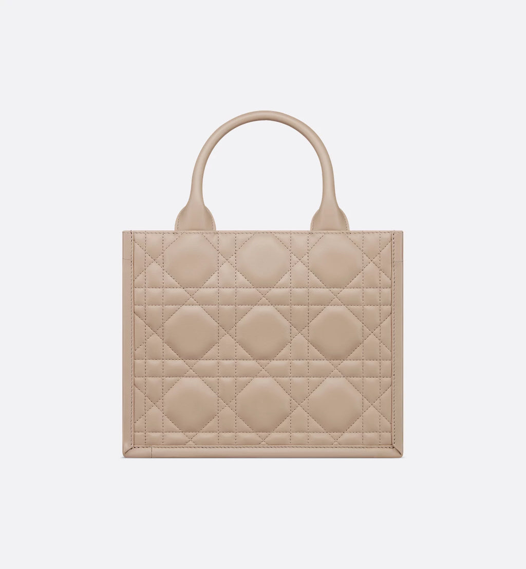 Dior Book Tote pequeño
Piel de becerro Macrocannage gris pardo desierto