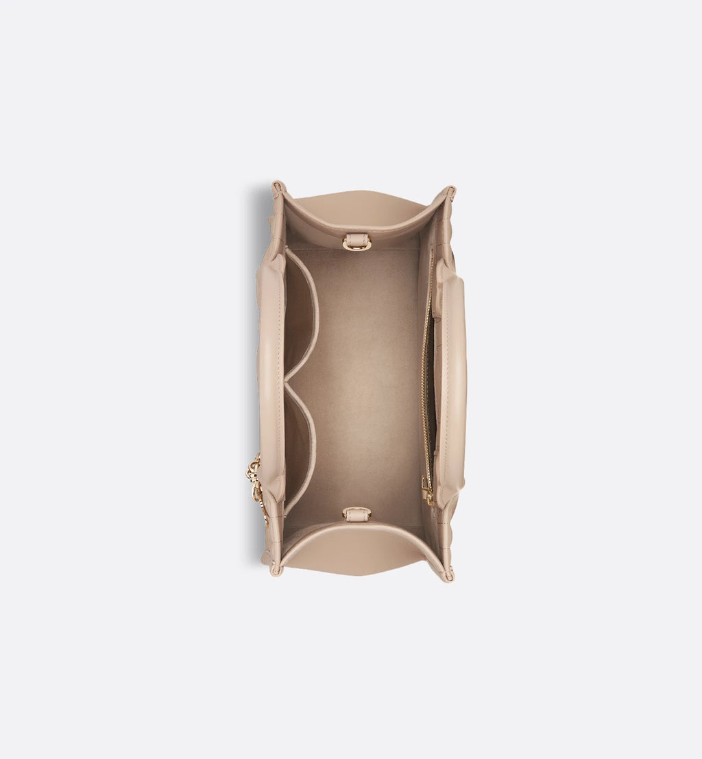 Dior Book Tote pequeño
Piel de becerro Macrocannage gris pardo desierto